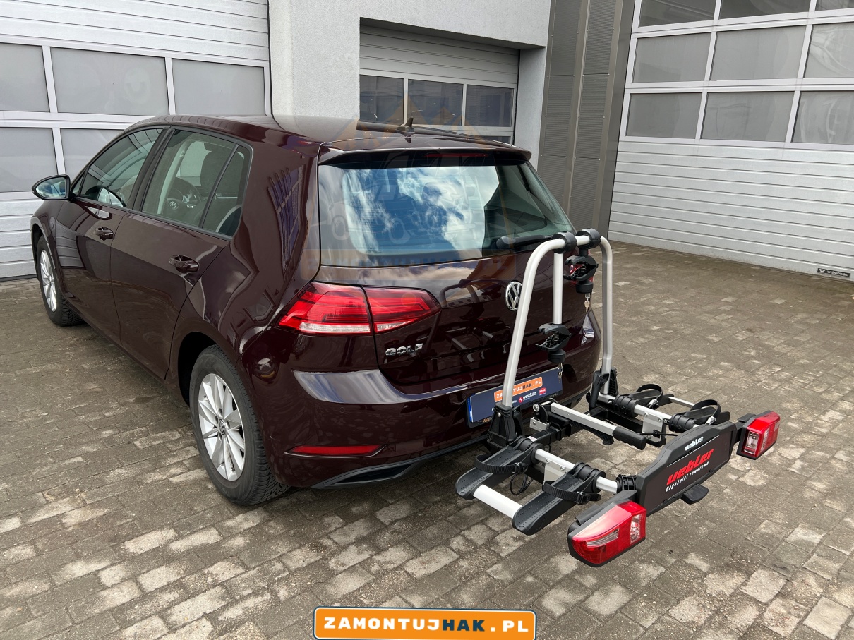 Solidny bagażnik rowerowy Uebler X21s na VW Golfie 7 - niezawodność i funkcjonalność w podr&oacute;ży